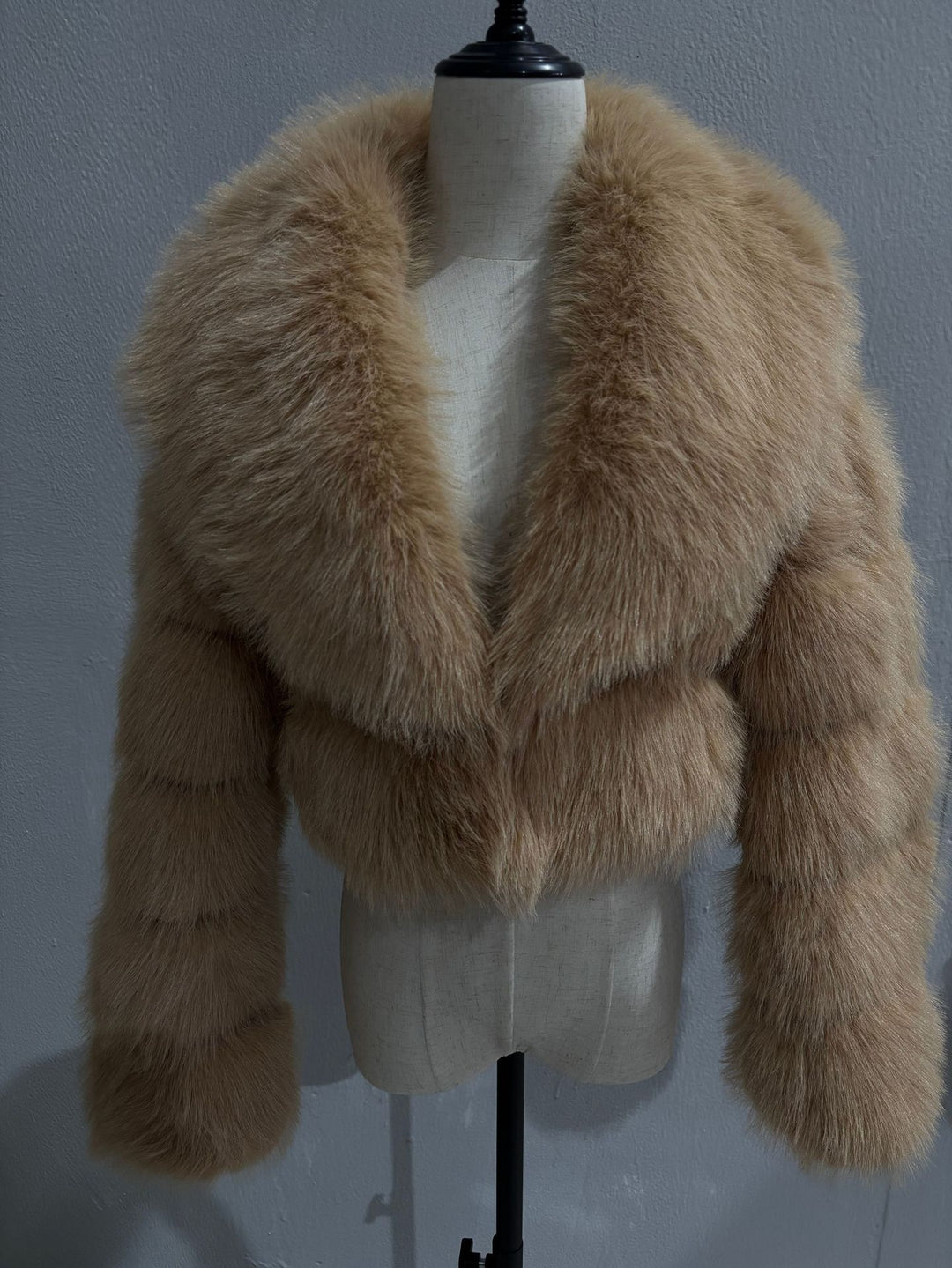 Damen Kurz geschnittene Kunstpelz‑Bolerojacke mit voluminösem Schalkragen Shop Nory