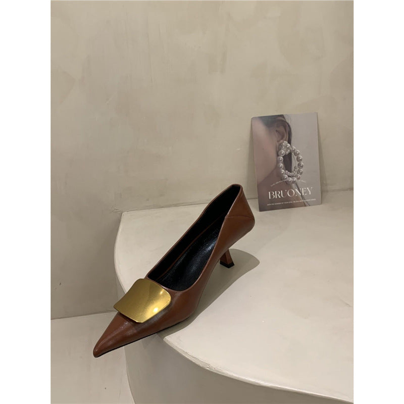 Damen Elegante spitz zulaufende Pumps mit goldener Zierplatte und geformtem Kittenabsatz Shop Nory