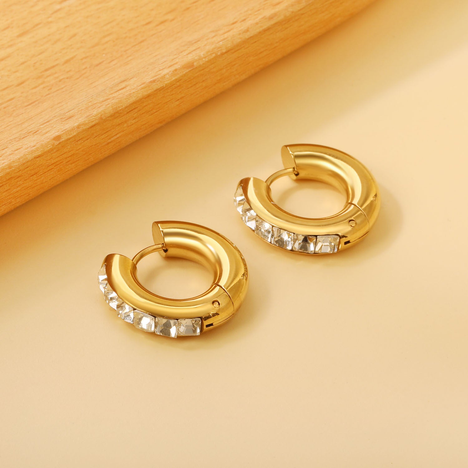Damen Hängende Creolen mit funkelnden Kristallen und goldplattierter Oberfläche Shop Nory