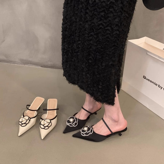 Damen spitz zulaufende Satin‑Mules mit zartem Knöchelriemen und Perlen‑Blütenapplikation Shop Nory