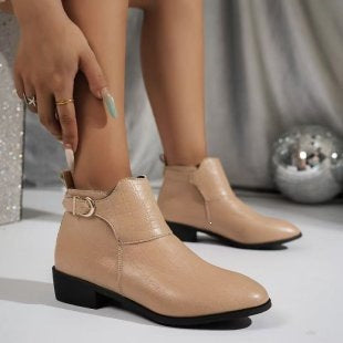 Damen Western-inspirierte Stiefelette mit spitzer Zehenpartie und dekorativer Metallschnalle Shop Nory
