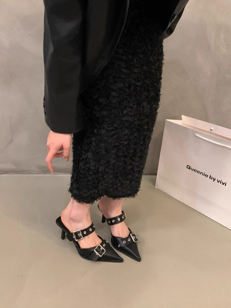 Damen Spitz zulaufende Mule‑Pantoletten mit doppeltem Schnallenriemen, Ösen‑Detail und niedrigem Kitten‑Absatz Shop Nory