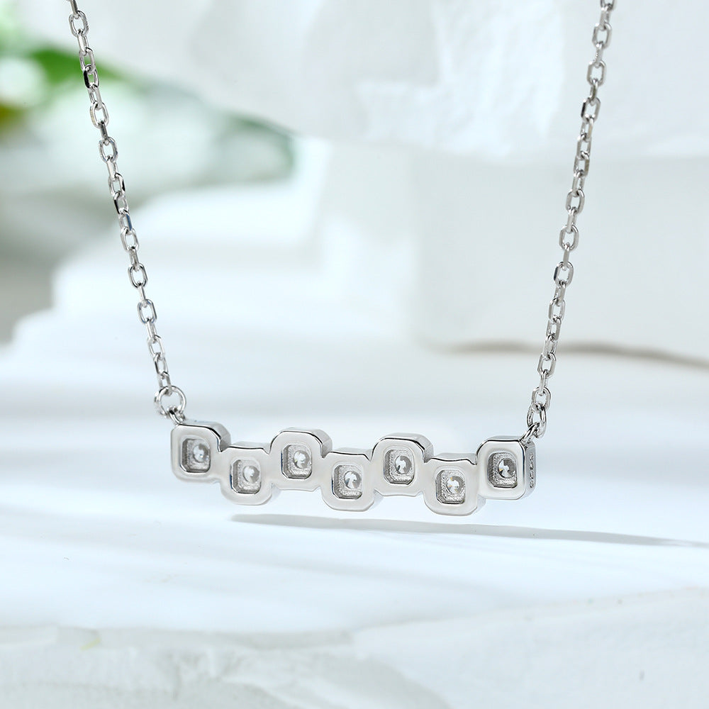 Damen Halskette mit funkelnden Zirkonia-Elementen und modernem Design Shop Nory