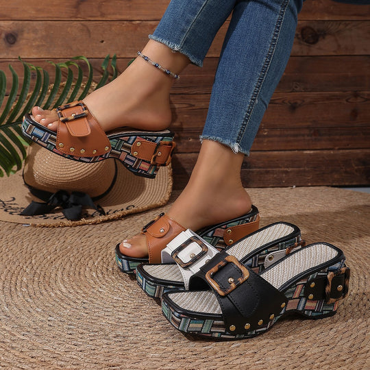 Damen Gemusterte Plateau-Mules mit dekorativer Schnalle, Nieten und gepolstertem Fußbett Shop Nory