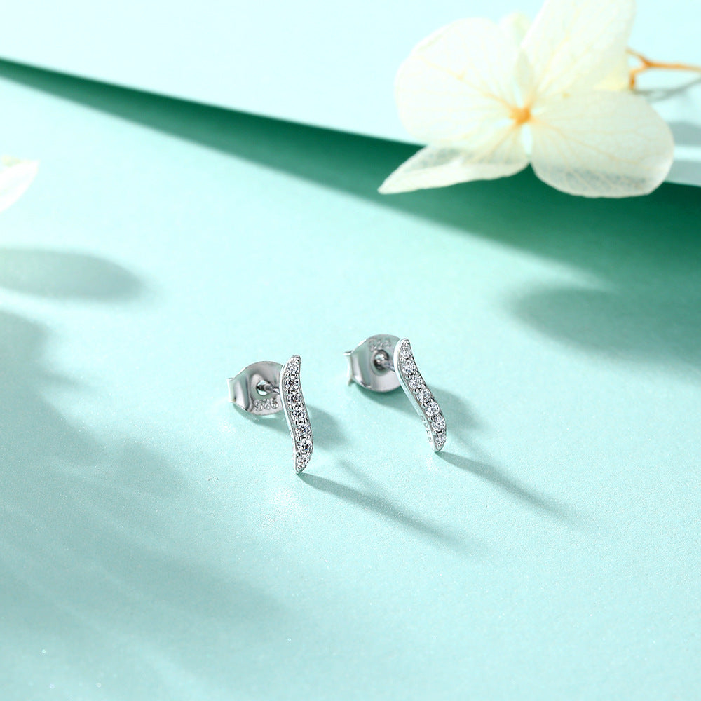 Damen Ohrstecker im eleganten Wellen-Design mit funkelnden Zirkonia Shop Nory