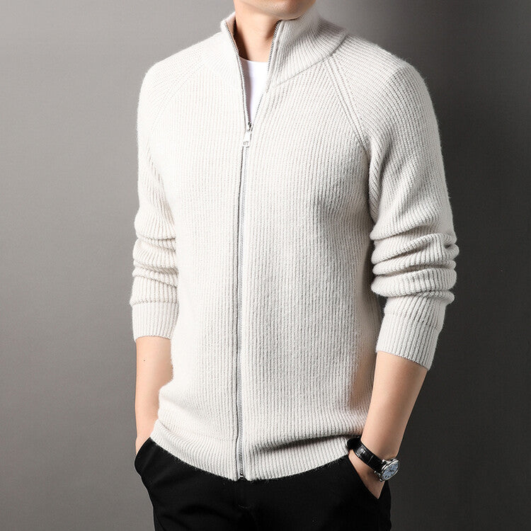Herren Strickjacke mit hohem Kragen und unauffälligem Reißverschluss