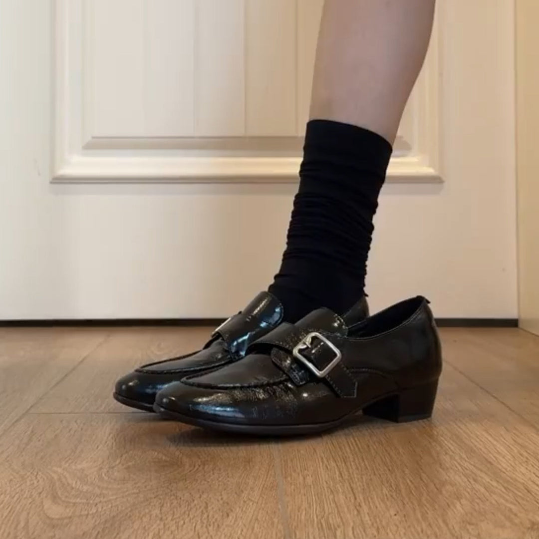 Damen Loafer mit poliertem Finish, dekorativer Metallschnalle und niedrigem Blockabsatz Shop Nory