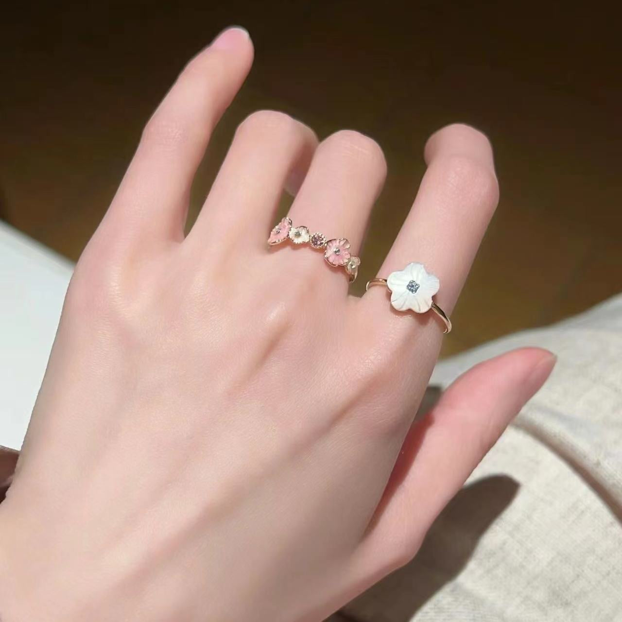 Damenring mit floralem Design und funkelnden Akzenten Shop Nory