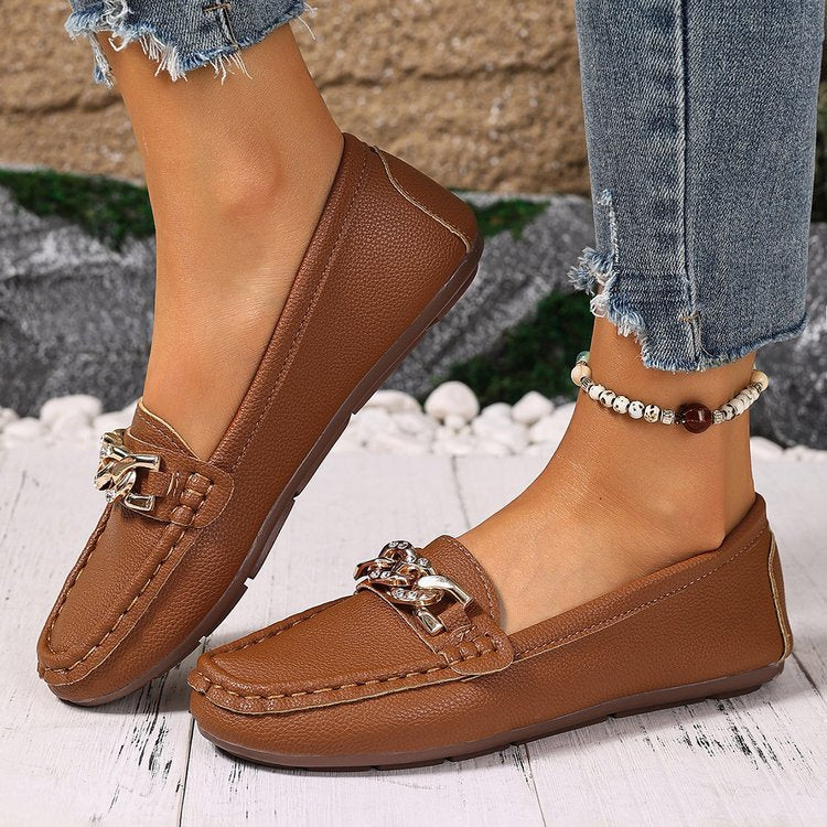 Damen Flexibler Mokassin‑Slipper mit gepolstertem Komfortfußbett und dekorativer Metallkette Shop Nory