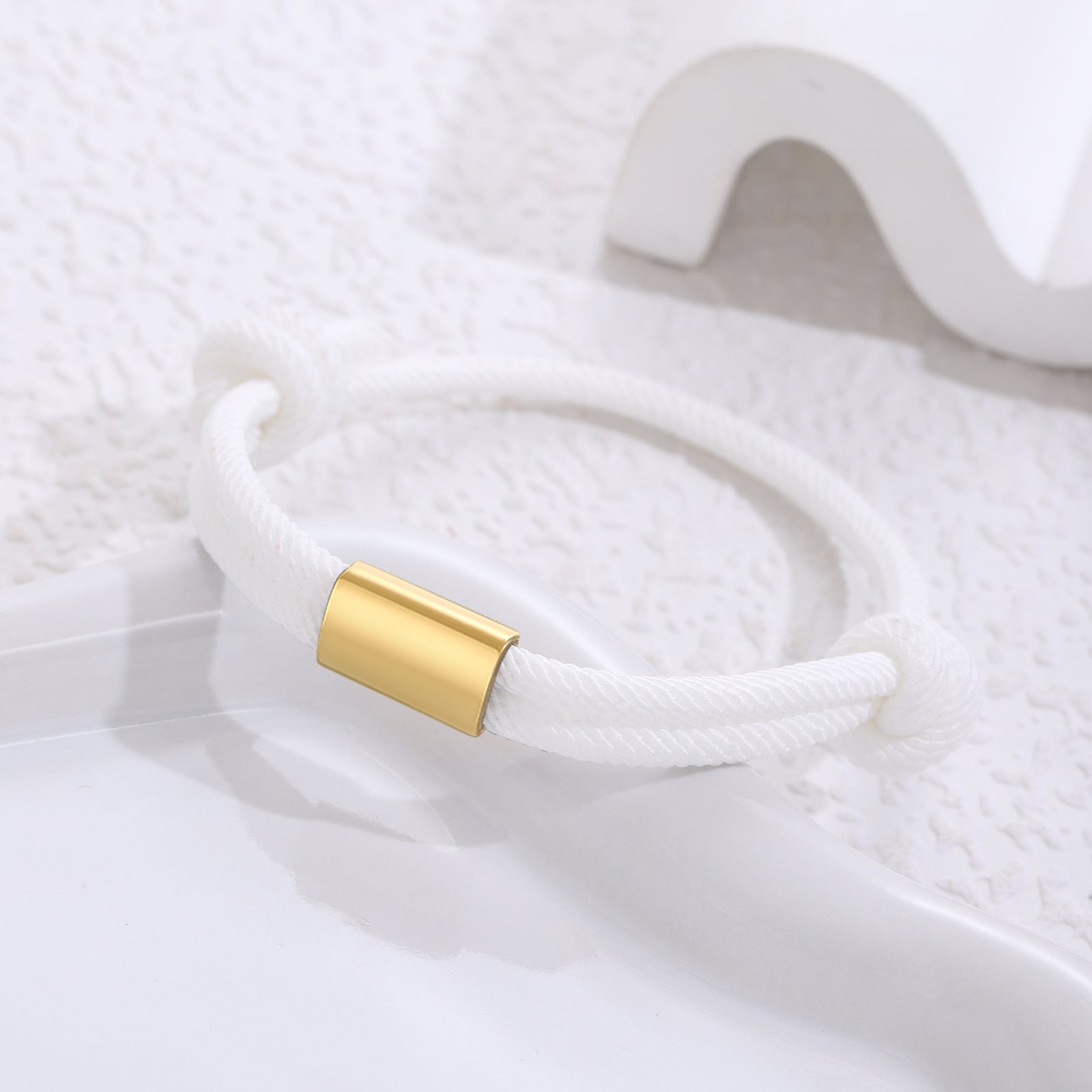Damen geflochtenes Armband mit goldfarbener Akzentverschlusseinheit Shop Nory