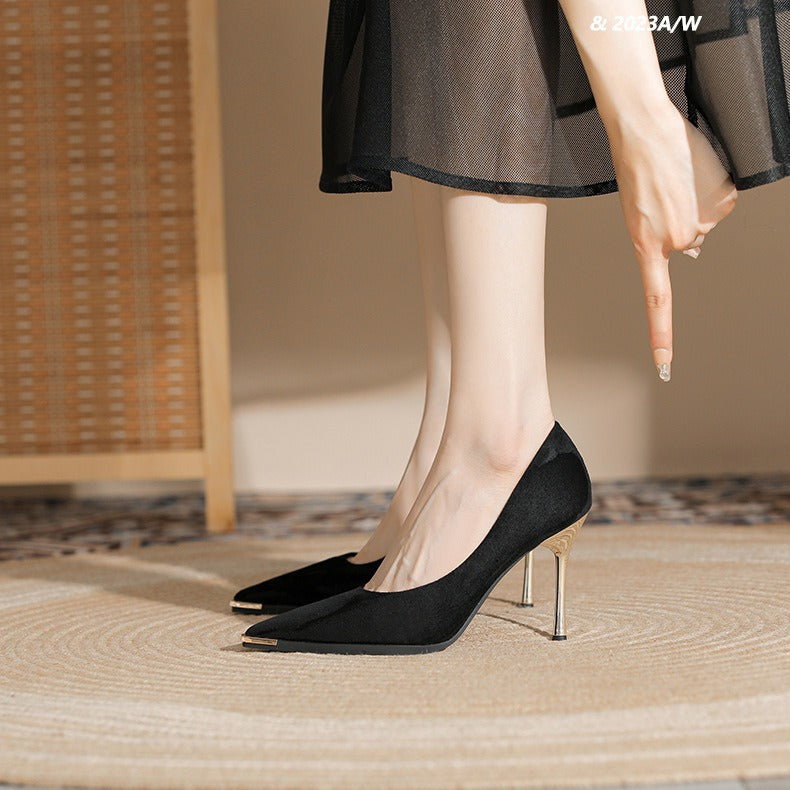 Damen Velours‑Pumps mit schmalem goldfarbenem Stilettoabsatz und Metallkappen‑Detail Shop Nory