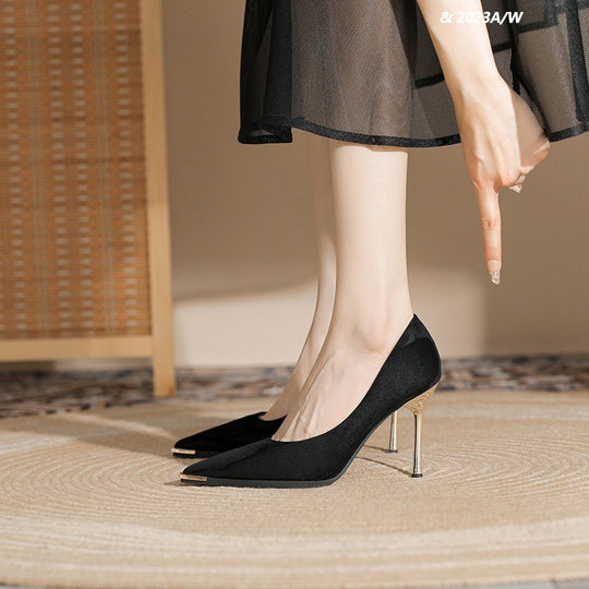 Damen Velours‑Pumps mit schmalem goldfarbenem Stilettoabsatz und Metallkappen‑Detail Shop Nory