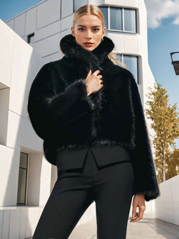 Damen Kurze Kapuzen-Faux-Fur-Jacke mit dichtem Hochflor, Boxy-Silhouette und elastischem Saum Shop Nory