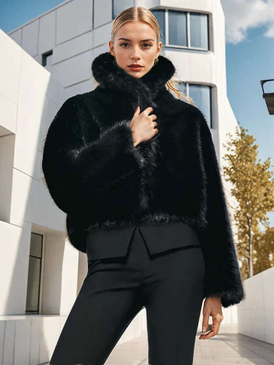 Damen Kurze Kapuzen-Faux-Fur-Jacke mit dichtem Hochflor, Boxy-Silhouette und elastischem Saum Shop Nory