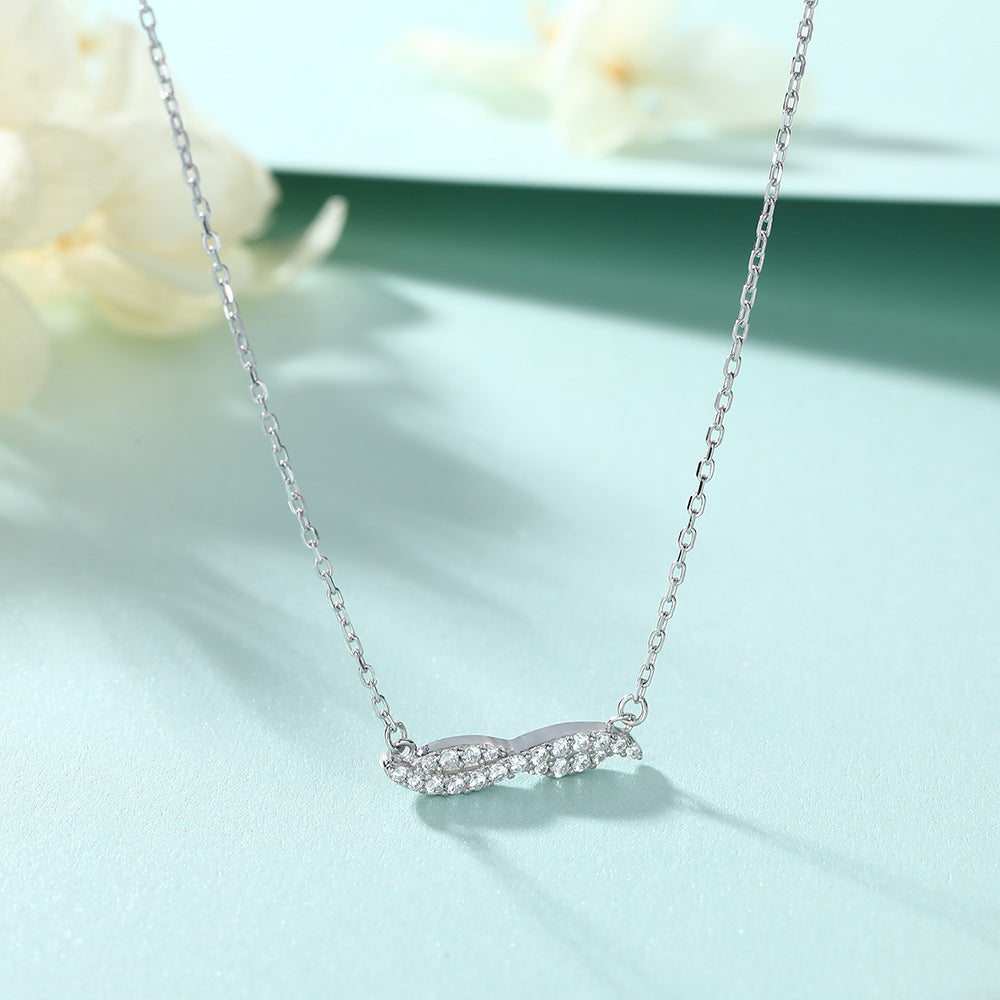 Damen Halskette mit elegantem Wellenmotiv und funkelnden Kristallakzenten Shop Nory
