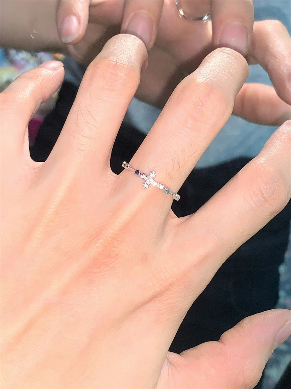 Damen zierlicher Ring mit Kreuzmotiv und funkelnden Zirkonia Shop Nory