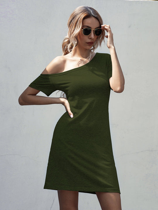 Damen Kleid mit asymmetrischem Ausschnitt und bequemen Schnitt Shopnory