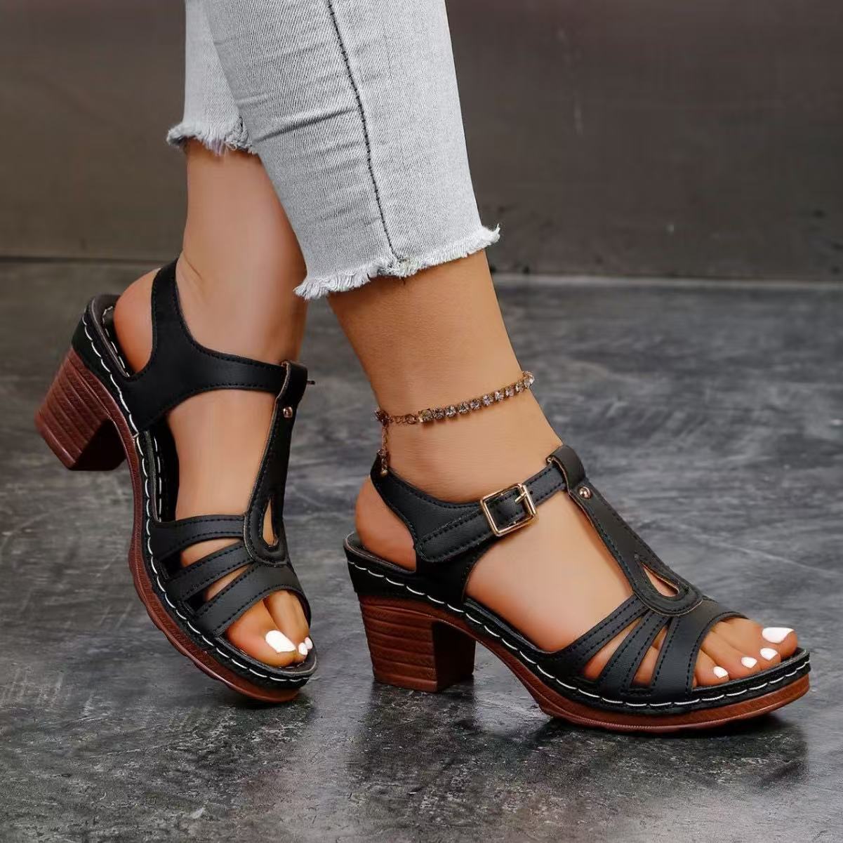 Damen modische T-Strap Sandalen mit Blockabsatz