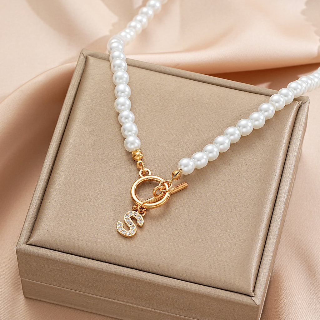 Damen Halskette mit auffälligem Perlen-Design und personalisiertem Anhänger Shop Nory