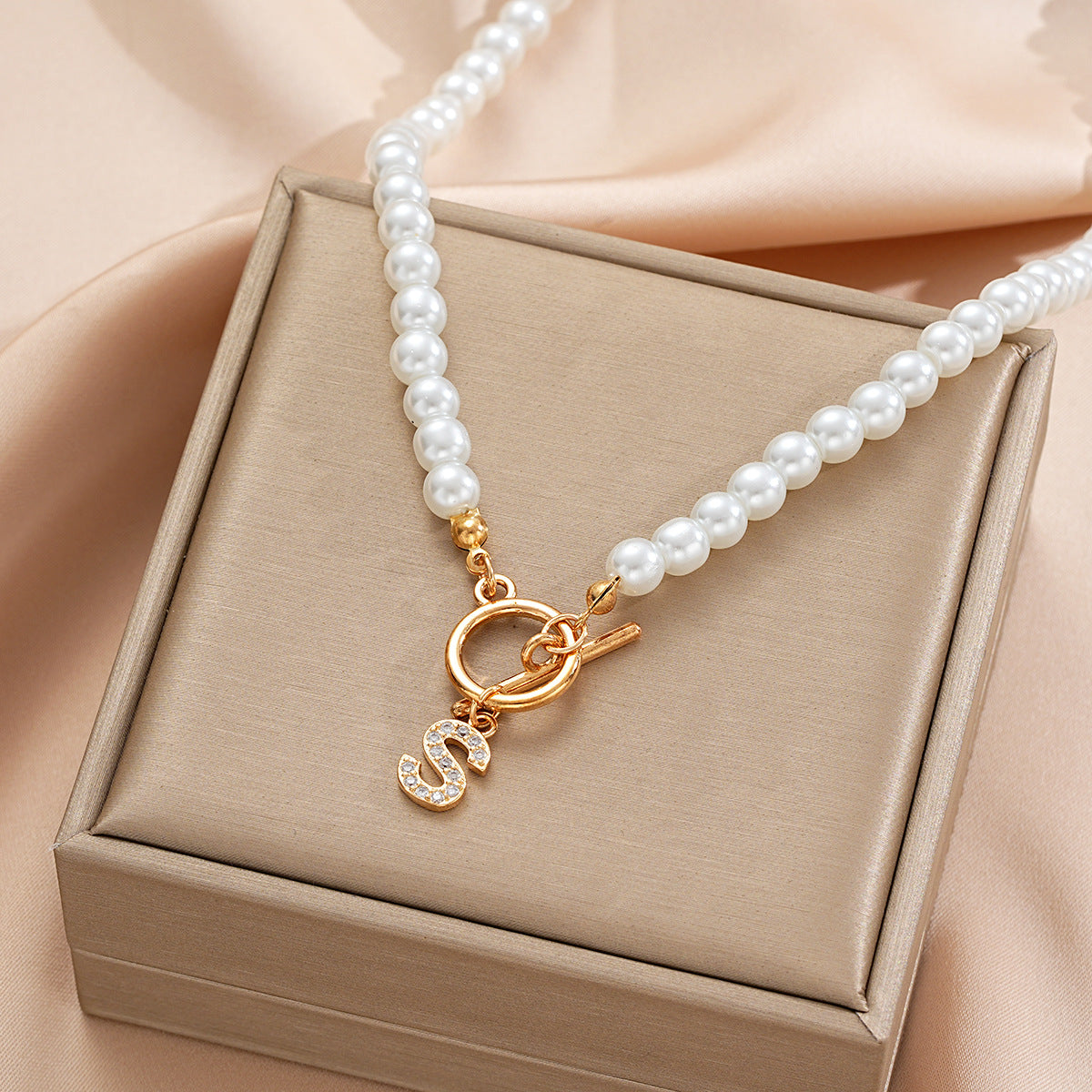 Damen Halskette mit auffälligem Perlen-Design und personalisiertem Anhänger Shop Nory