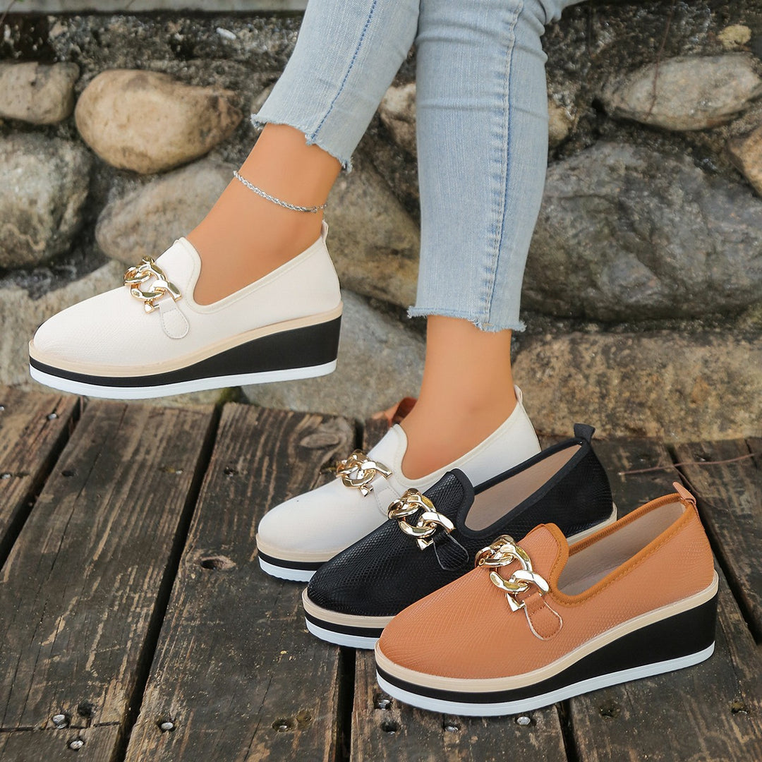 Damen slip-on Plateau-Loafer mit dekorativer Metallkette, strukturiertem Kunstleder und gepolstertem Komfortfußbett Shop Nory