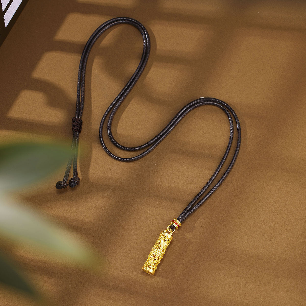 Damen exklusive Halskette mit kunstvollem Anhänger aus Gold und dekorativer Lederkette Shop Nory