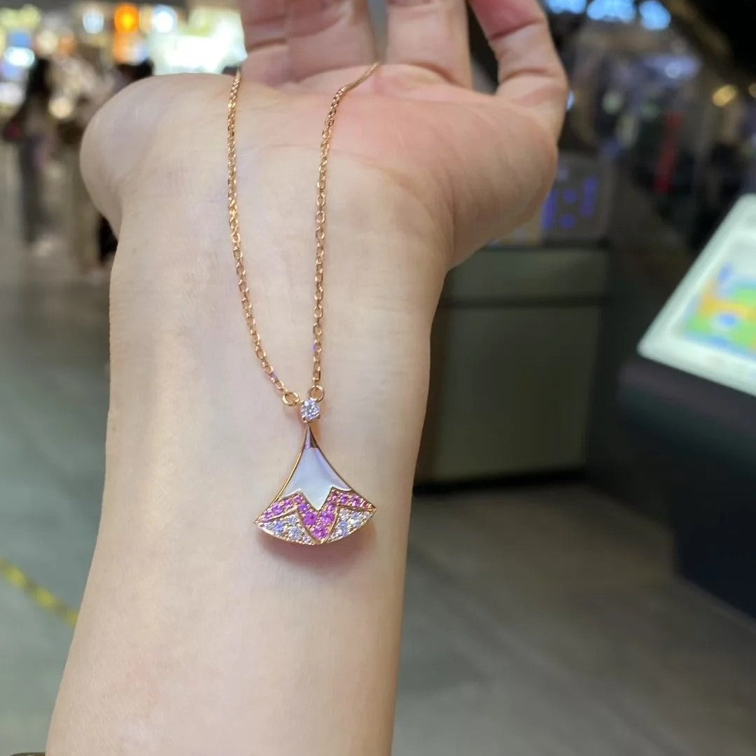 Damen Halskette mit luxuriösem Anhänger aus feinem Muschelmosaik und funkelnden Kristallen Shop Nory