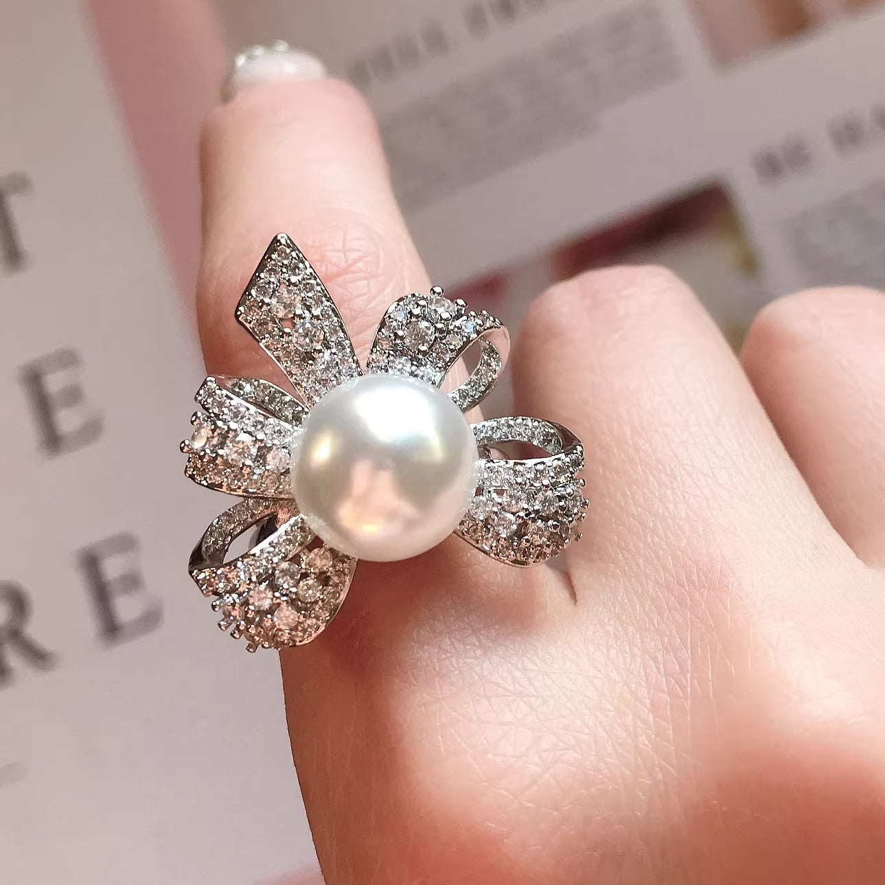 Damenring mit elegantem Schleifenmotiv und strahlender Perle Shop Nory