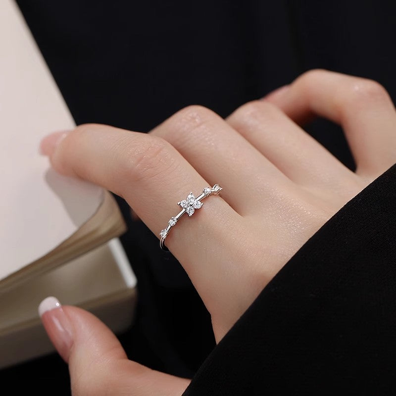 Damen filigraner Ring mit floralen Akzenten und funkelnden Zirkonia Shop Nory