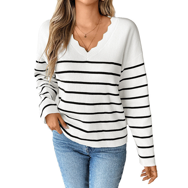Damen Gestreifter V‑Ausschnitt-Pullover mit wellenförmiger Kragenkante und legerer Passform Shop Nory