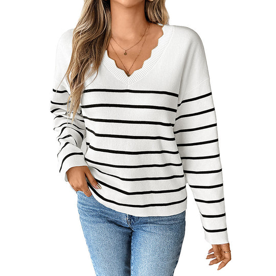 Damen Gestreifter V‑Ausschnitt-Pullover mit wellenförmiger Kragenkante und legerer Passform Shop Nory