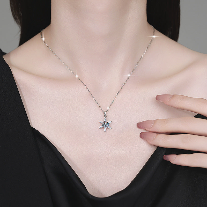 Damen Halskette mit funkelndem Blütenanhänger Shop Nory