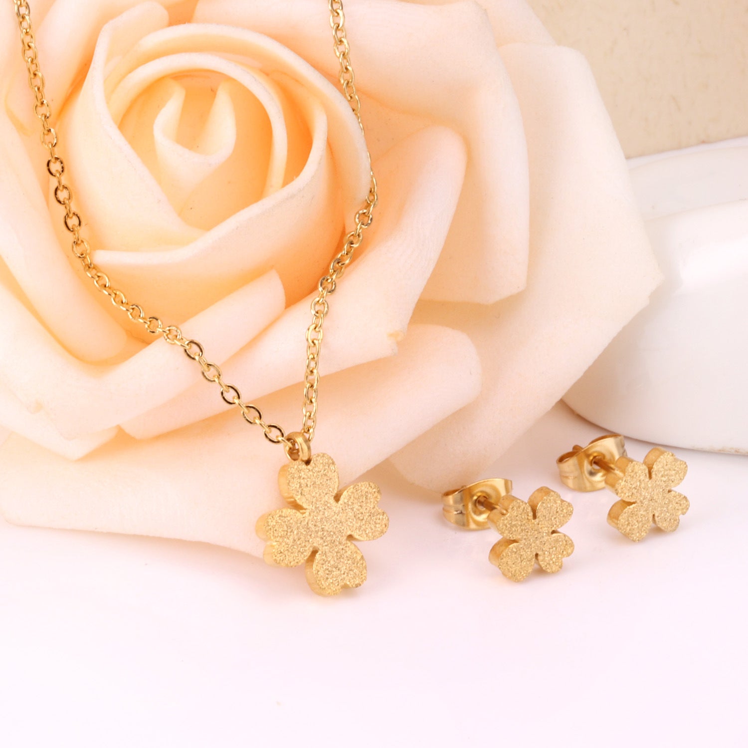 Damen Schmuckset mit funkelnden Blumenanhängern Shop Nory