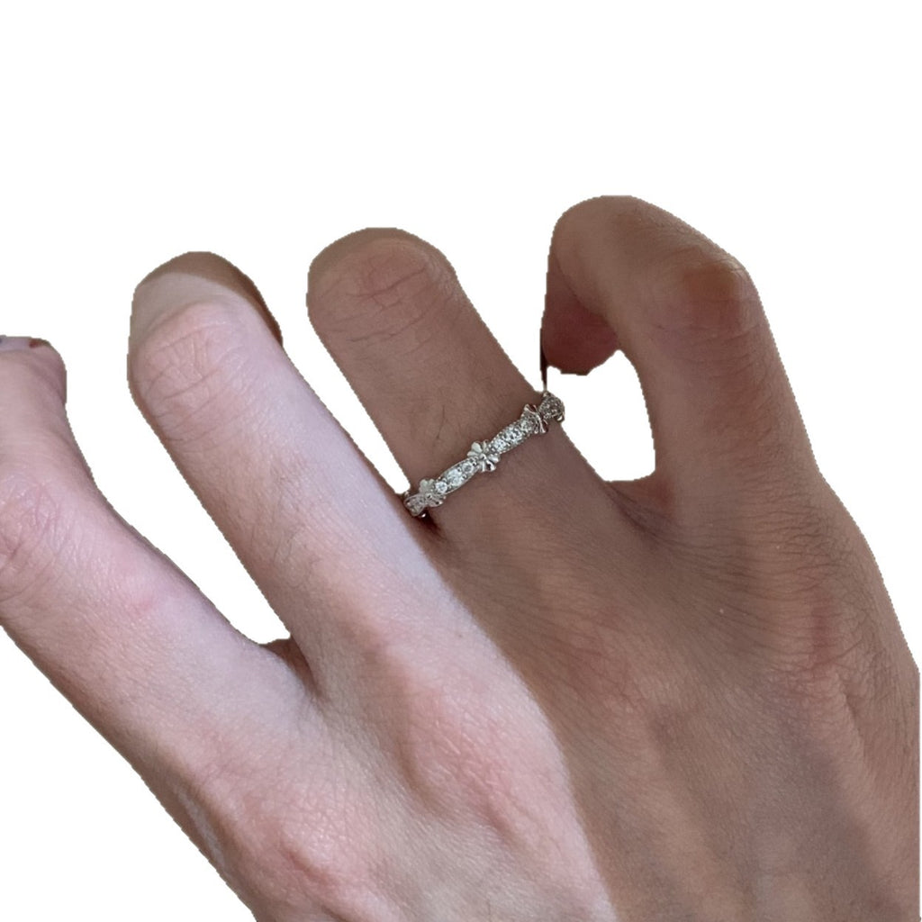 Damenring mit funkelndem Zirkonia und eleganter floraler Gestaltung Shop Nory