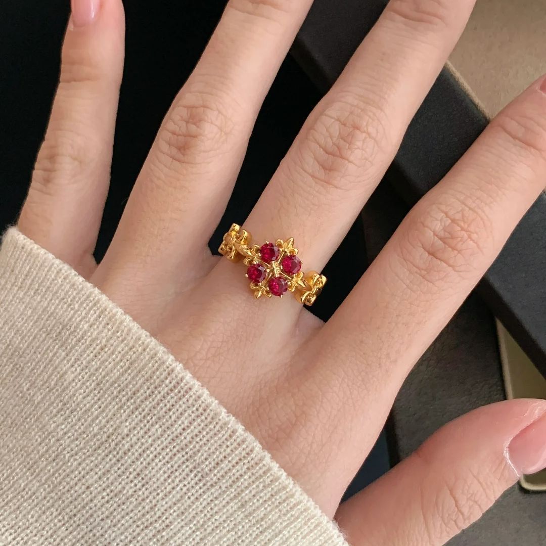Damenring mit floralen Akzenten und edlen Rubinen Shop Nory