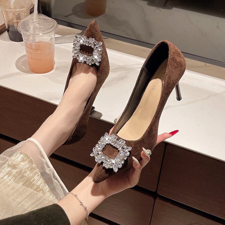 Damen elegante Pumps mit funkelndem Schmuckdetail