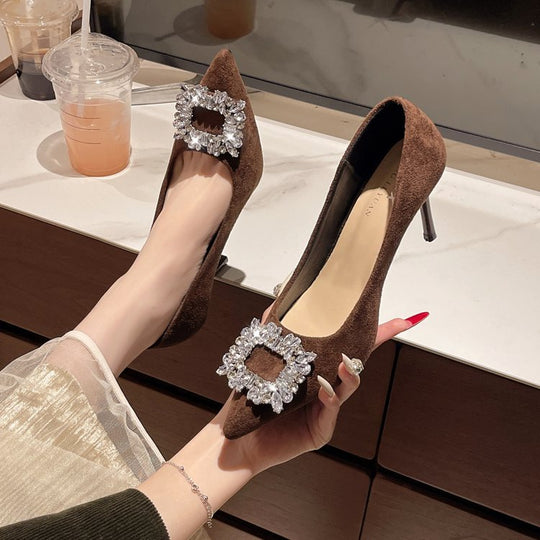 Damen elegante Pumps mit funkelndem Schmuckdetail