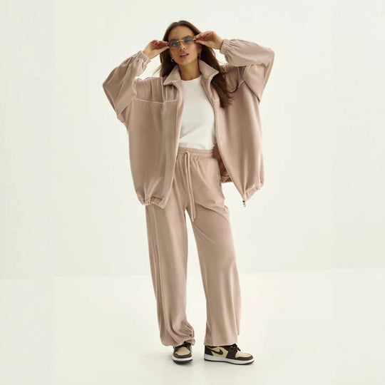 Damen Palazzo-Lounge-Set aus seidig-weichem Nicki mit hoher Kragenblende, Oversize-Passform und elastischer Bundhose Shop Nory