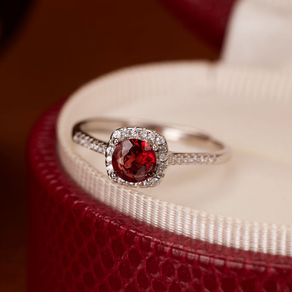 Damen Ring mit rot geschliffenem Edelstein und funkelnden Zirkoniasteinen Shop Nory