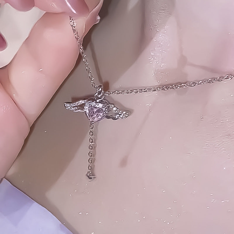 Damen Halskette mit herzförmigem Kristall und eleganter Spiralauflage Shop Nory
