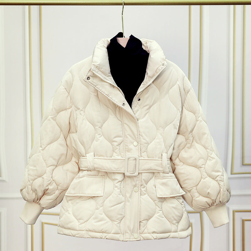 Damen nan gesteppte Taillierte Steppjacke mit Wickelgürtel, Stehkragen und Pattentaschen Shop Nory