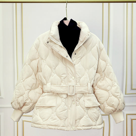 Damen nan gesteppte Taillierte Steppjacke mit Wickelgürtel, Stehkragen und Pattentaschen Shop Nory