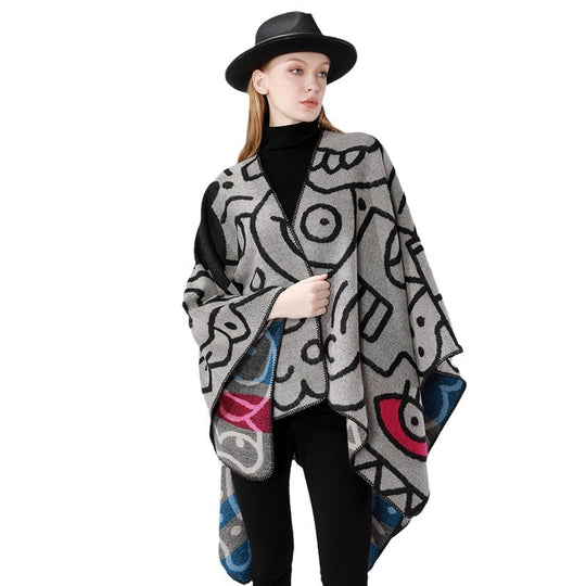 Damen Oversize-Poncho im künstlerischen Print mit zweifarbiger Kantenverarbeitung und asymmetrischem Zipfelsaum Shop Nory