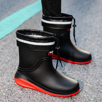 Schwarz-Rot mit Kordelzug und Fellbesatz