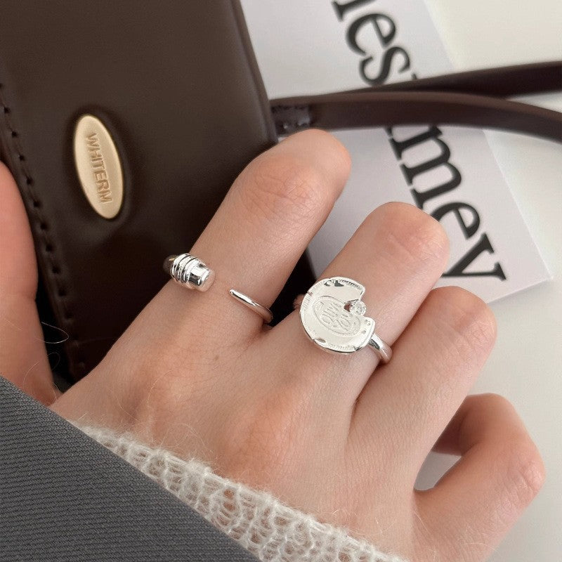 Damen Ring mit einzigartigem Handsymbol und funkelndem Stein Shop Nory