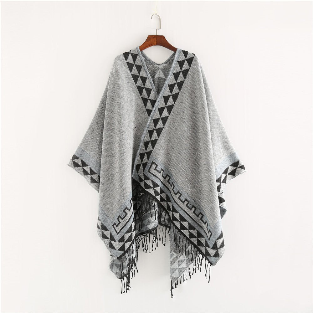 Damen Weichfallender Capeponcho mit Dreieck-Jacquard, Kontrastbordüre und Fransensaum Shop Nory