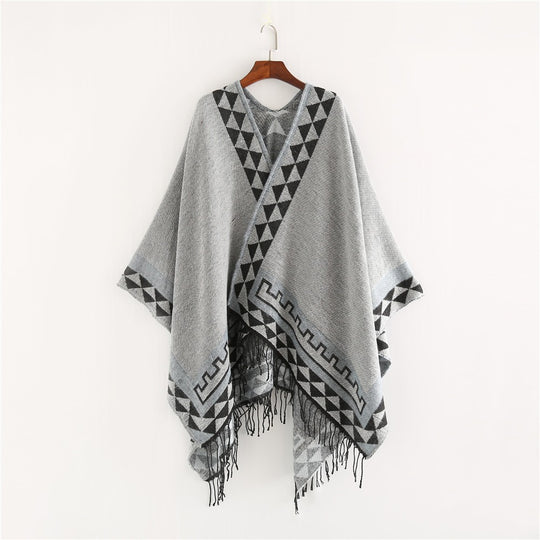 Damen Weichfallender Capeponcho mit Dreieck-Jacquard, Kontrastbordüre und Fransensaum Shop Nory