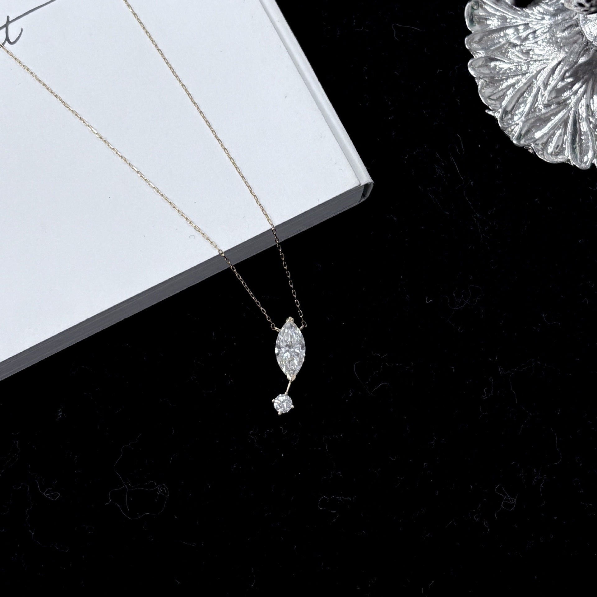 Damen Halskette mit elegantem Tropfenanhänger und funkelnden Kristallen Shop Nory