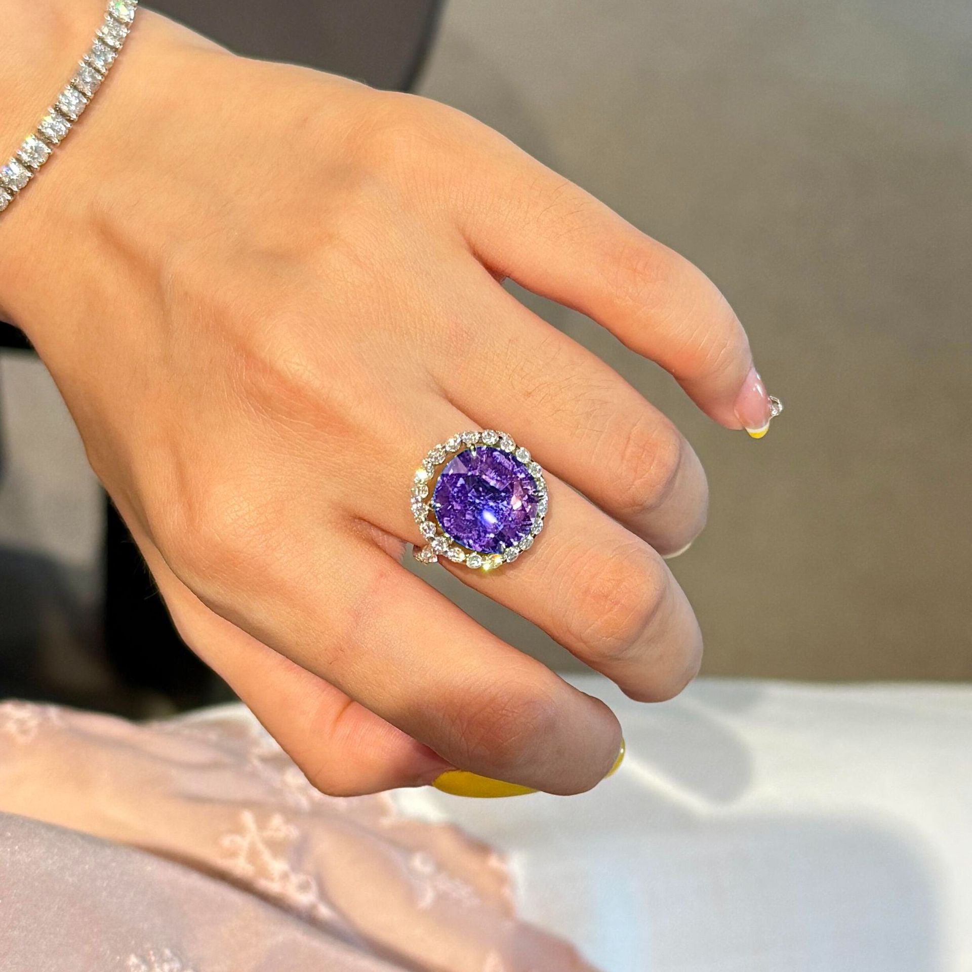 Damen Funkelnder Ring mit ovalem Amethyst und Zirkonia-Besatz Shop Nory
