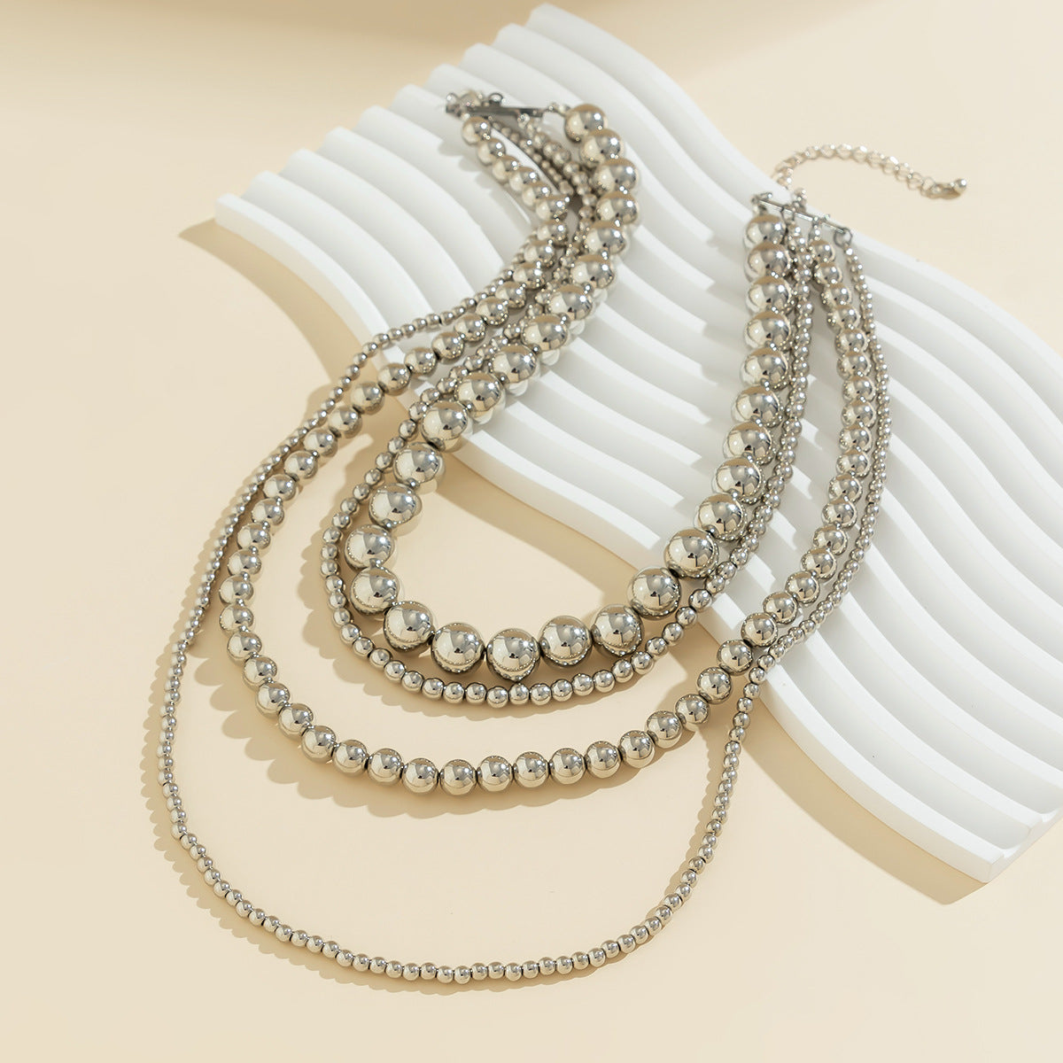 Damen mehrlagige Halskette mit glänzenden Metallkugeln und eleganten Designelementen
